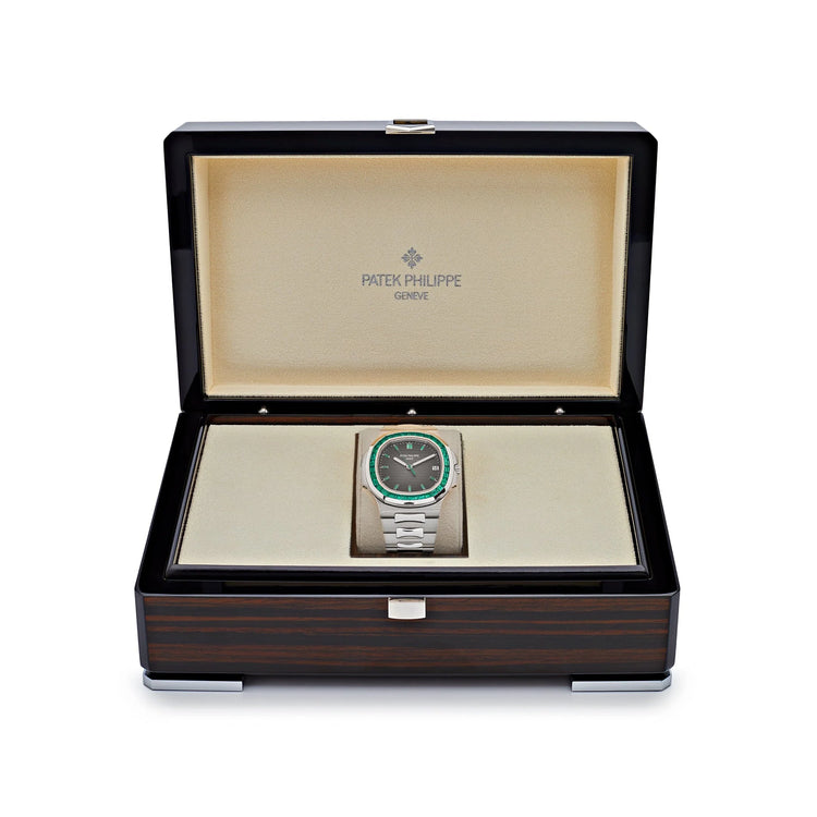 Nautilus Platinum Emeralds Black Dial image 3