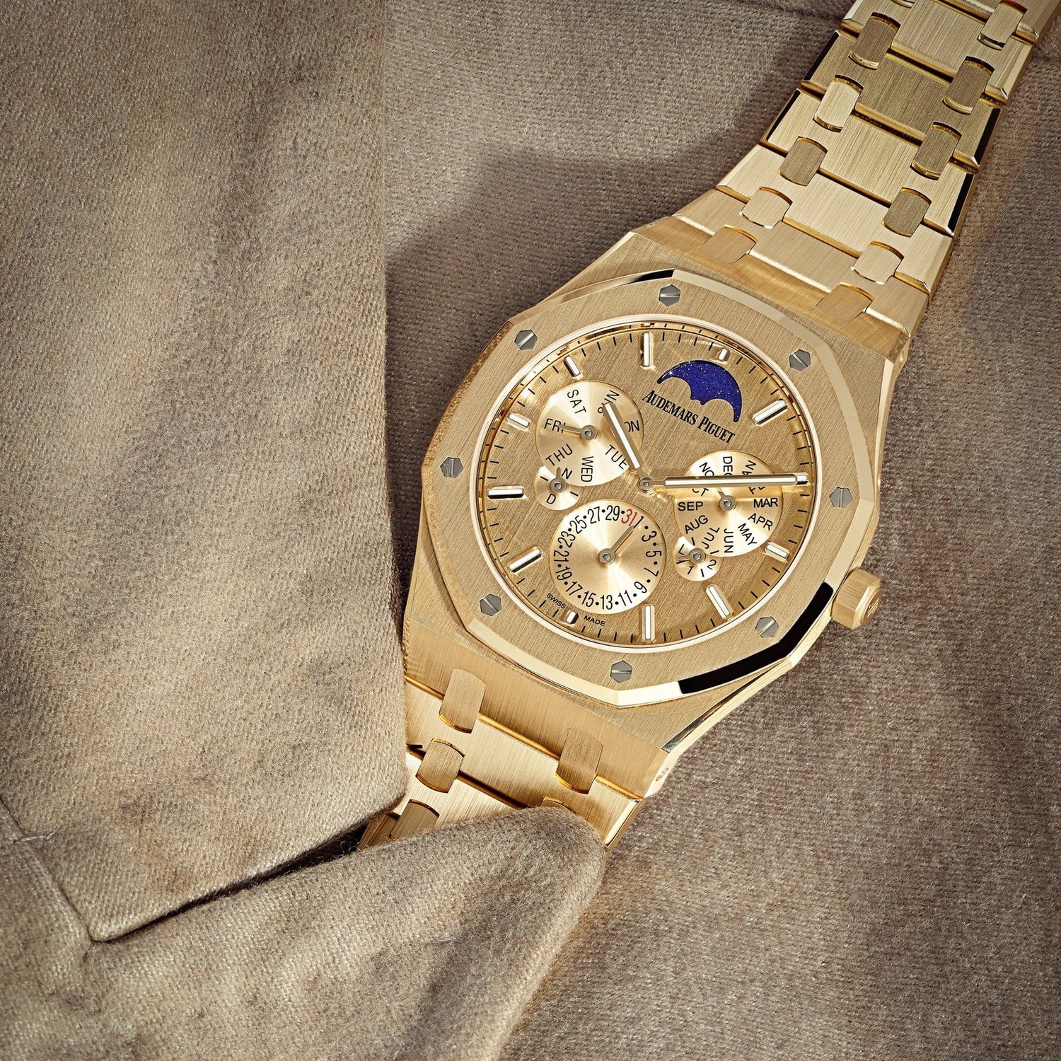 Royal Oak Perpetual Calendar RD2 Ultra-Thin “Greater China Edition” Yellow Gold (2024) image 3