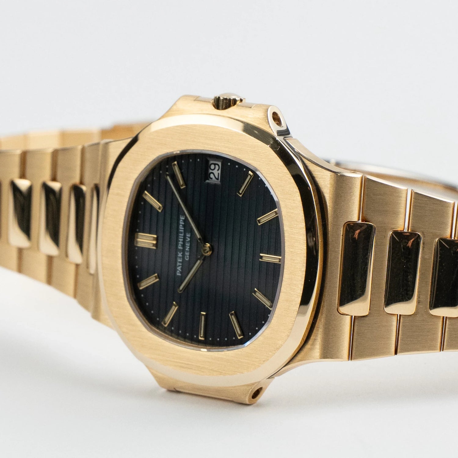 Nautilus Vintage Yellow Gold Black Ribbed Dial image 2