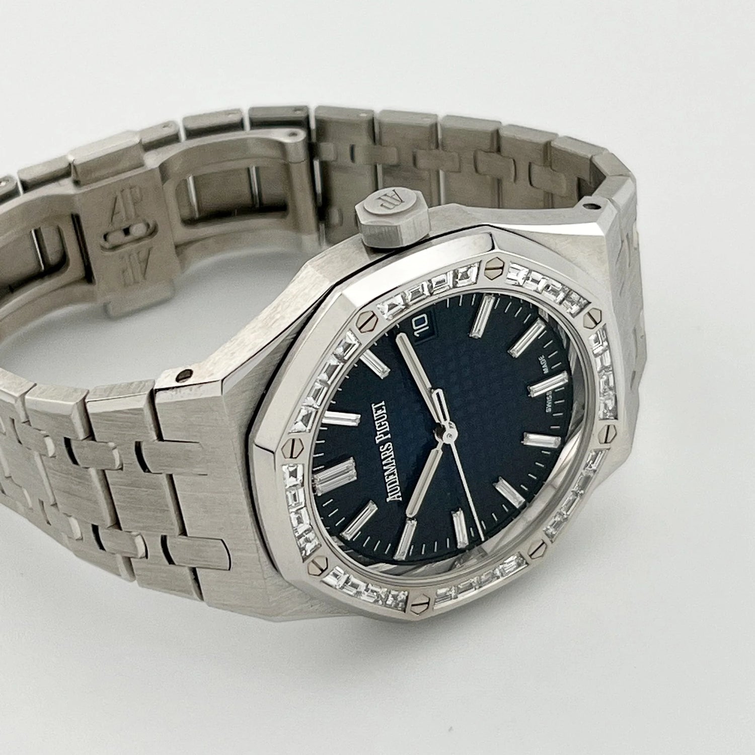 Royal Oak White Gold Diamond Bezel Smoked Blue Dial (2024) image 15