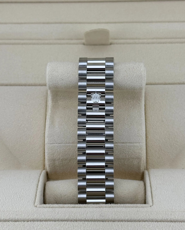 Day-Date Platinum Diamond Bezel Diamond-Paved Sapphire Dial (2024) image 5