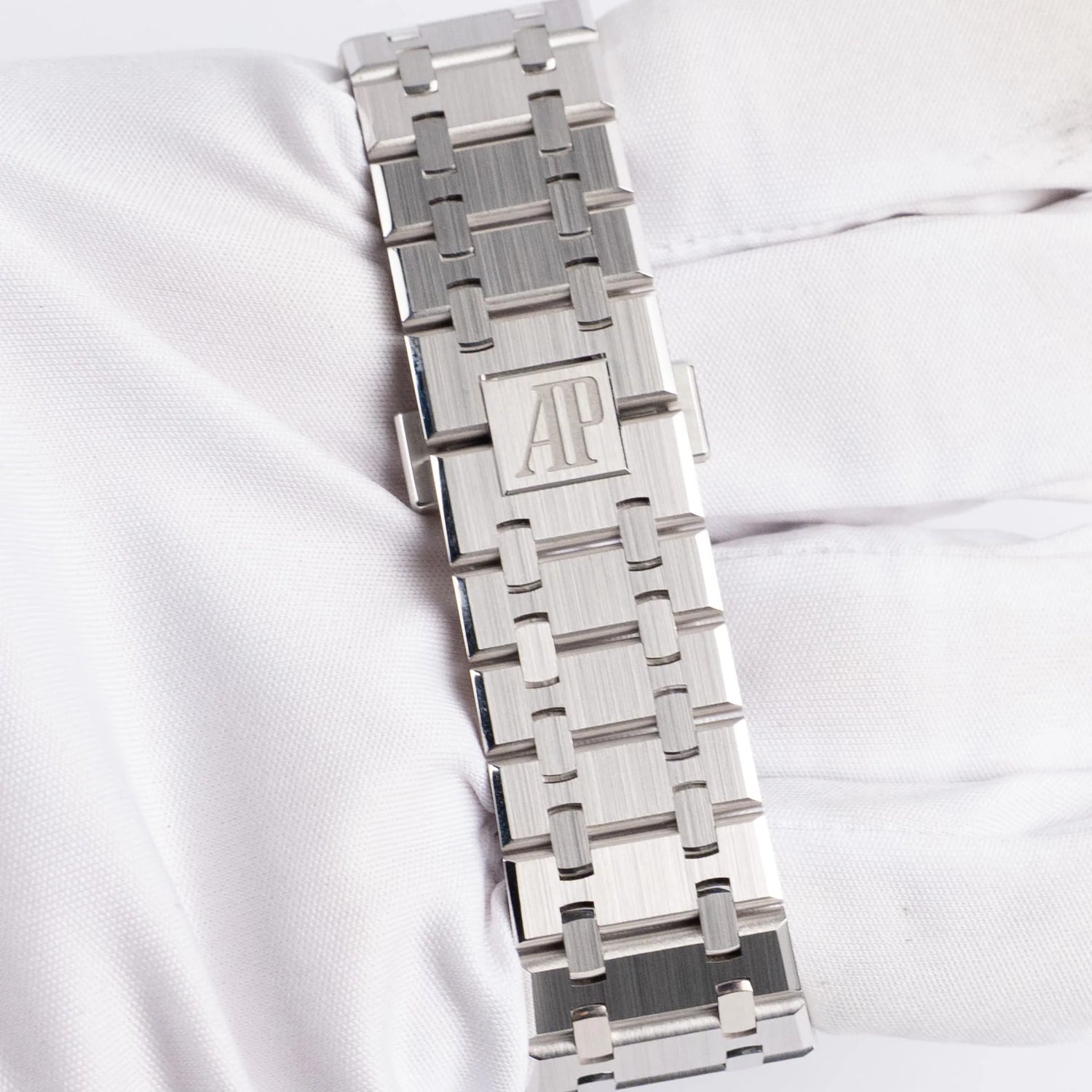 Royal Oak Perpetual Calendar “Qatar Edition” White Gold (2025) image 2