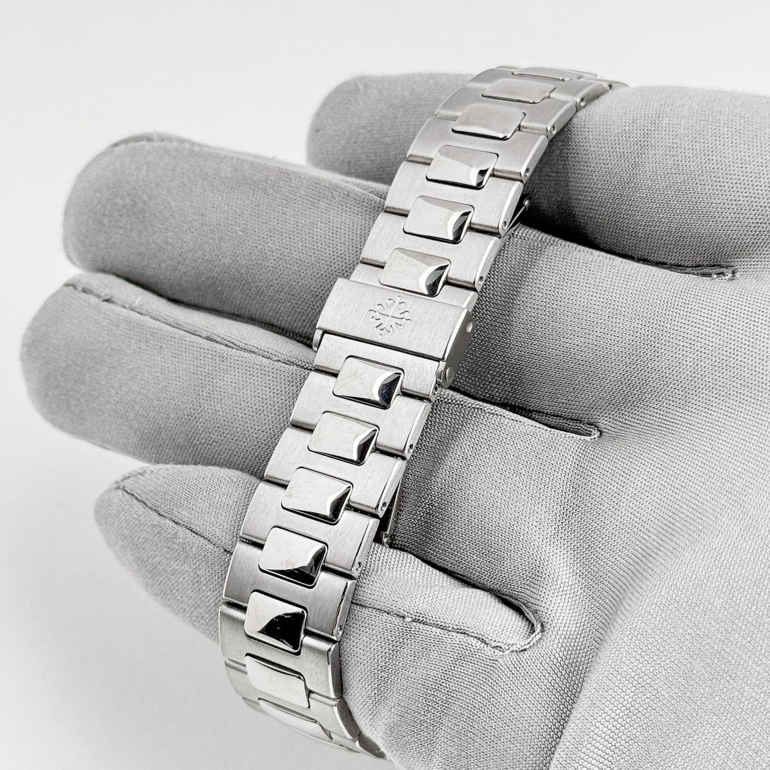 Nautilus White Gold White Dial Diamond Set (2004) image 2
