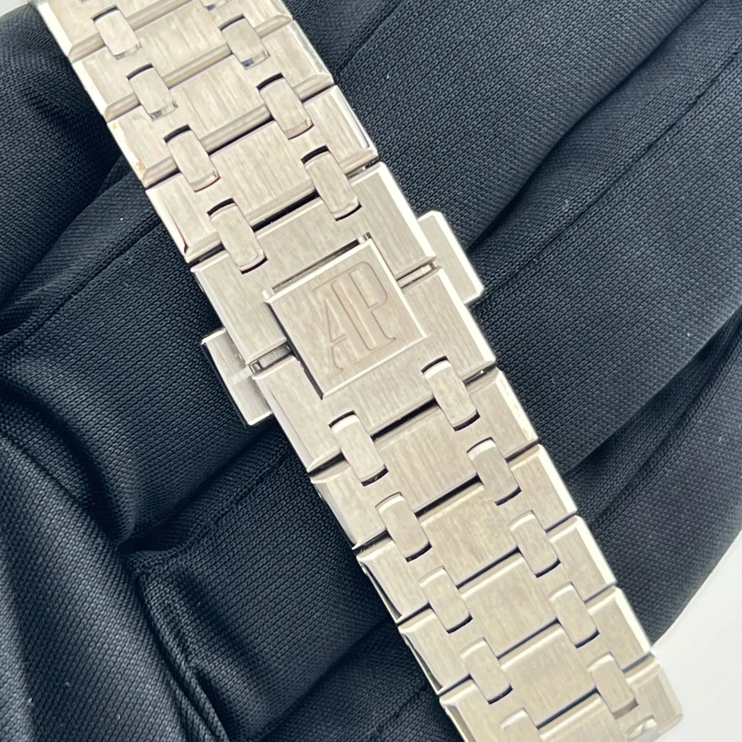 Royal Oak White Gold Diamond Bezel Smoked Blue Dial (2024) image 8