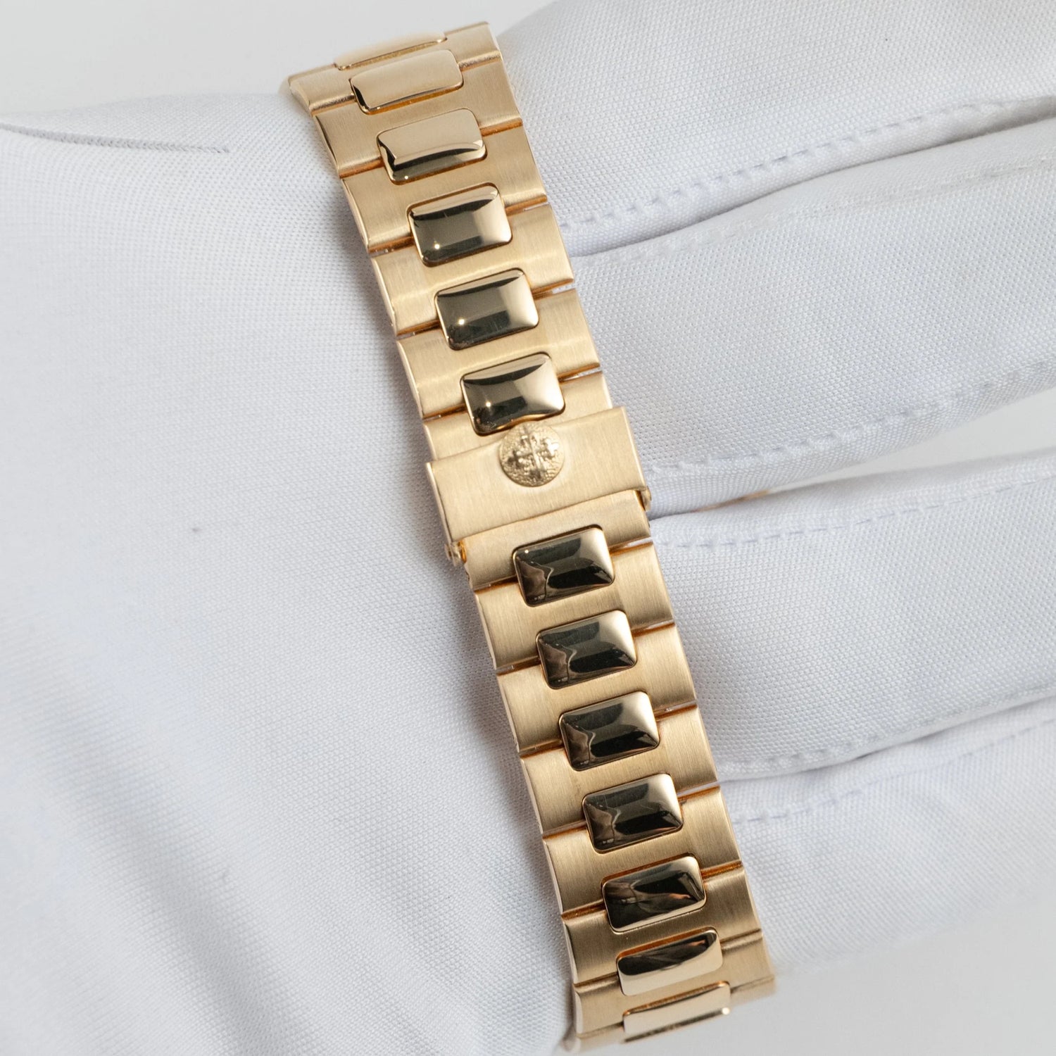 Nautilus Vintage Yellow Gold Black Ribbed Dial image 6