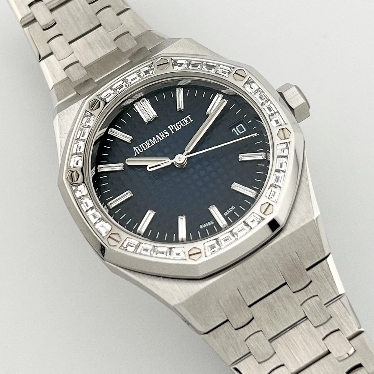 Royal Oak White Gold Diamond Bezel Smoked Blue Dial (2024) image 16