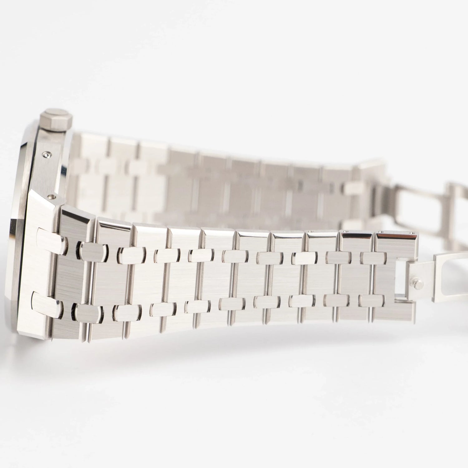 Royal Oak Perpetual Calendar “Qatar Edition” White Gold (2025) image 6
