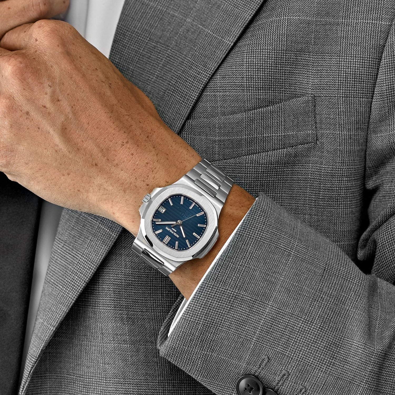 Nautilus 40th Anniversary Platinum Blue Diamond Baguette Dial Limited Edition image 8